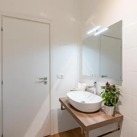 Vatican Oasis - Free Parking, 4-6 Pax, 2 Bedrooms *